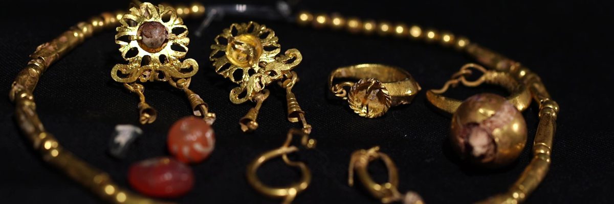 1. כל תכשיטי הזהב המרשימים יחד. צילום אמיל אלגם רשות העתיקות