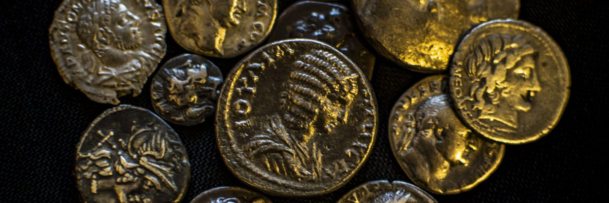 3.חלק מהמטבעות שנתפסו בבית במודיעין. צילום יולי שוורץ רשות העתיקות