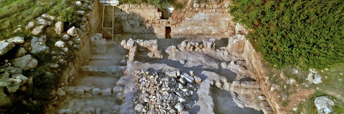 חצר מערת הקבורה שנחשפה בשפלת יהודה. צילום אמיל אלג'ם רשות העתיקות1.